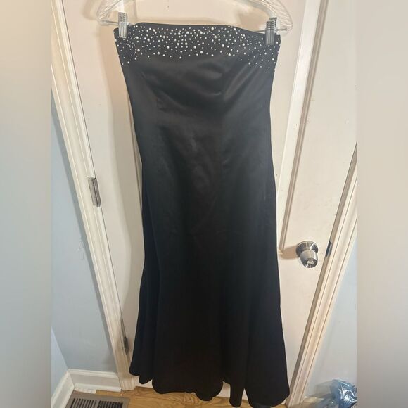 David's Bridal Black Strapless Gown with Beaded Neckline size 6 EUC - Picture 1 of 3